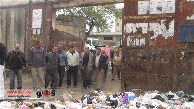بالصور.. عمال النظافة بكفر الدوار يمتنعون عن جمع القمامة حتى صرف الحد الأدنى