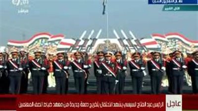 بالفيديو.. السيسي يقف تحية لـ«السلام الجمهوري»