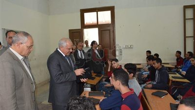 محافظ الجيزة يشهد اختبارات تجريبية على التابلت بمدرسة السعيدية (صور)
