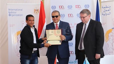 وزير القوى العاملة ومدير مكتب «العمل الدولية» بالقاهرة يكرمان محرر «فيتو»
