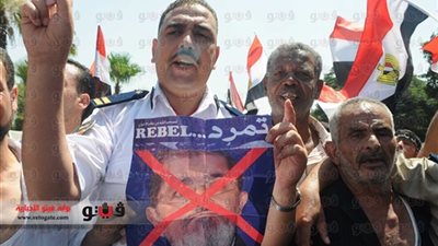 متظاهرو الدفاع يستقبلون الطائرات الحربية بهتافات: 