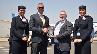 رئيس «مصر للطيران» يشارك في إيقاف «طائرة الأحلام» على المهبط