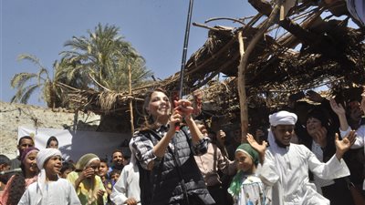 ماجدة الرومي ترقص بالعصا على أنغام «بتناديني تاني ليه» في الأقصر (فيديو وصور)