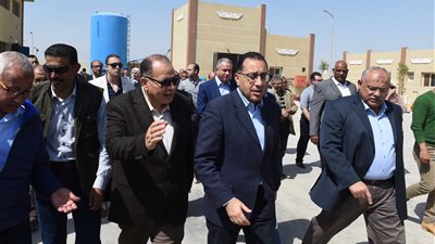 رئيس الوزراء خلال زيارته للفيوم.. يتفقد معرض القرى المنتجة.. يوجه بسرعة الانتهاء من تطوير المستشفيات.. يلتقي طالبات أولى ثانوى ويؤكد: نسلحكن بأدوات العصر.. يتابع مشروعات الإسكان الاجتماعي