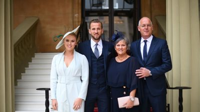 ولي عهد إنجلترا يمنح هاري كين وسام الإمبراطورية (صور)