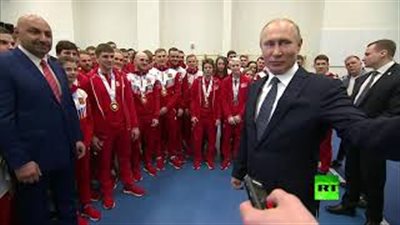 بوتين يبعد أحد حراسه بطريقة طريفة (فيديو)