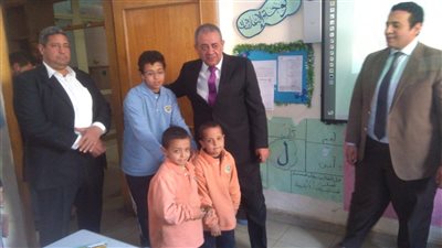 رئيس نادي قضاة مجلس الدولة يزور أبناء الشهيد عمر حماد بسوهاج (صور)