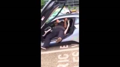 بالفيديو.. لقطات طريفة لرجل بدين يجد صعوبة في الخروج من سيارته «BMW»