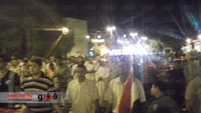 بالصور.. مسلمون يؤدون صلاة العشاء بميدان المحطة في حماية الأقباط