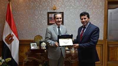 وزير الشباب والرياضة يلتقي رئيس جامعة قناة السويس