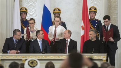 بالصور.. لحظة توقيع معاهدة انضمام «القرم وسيفاستوبول» إلى روسيا