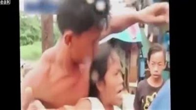 بالفيديو.. شاهد ماذا فعل رجل مع امرأة تتشاجر مع زوجته