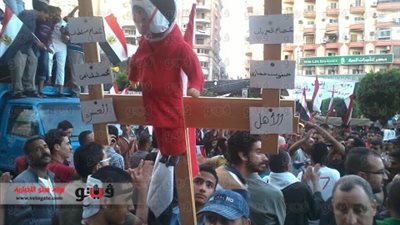 بالصور.. مشنقة رمزية لمرسى بميدان الشهداء بالمنصورة