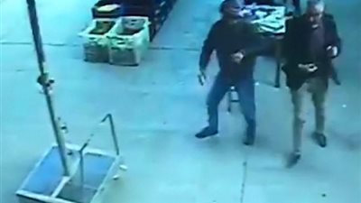 رياح شديدة تطير رجلا في الهواء حاول تثبيت مظلة (فيديو وصور)