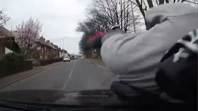 رجل يلقي بنفسه عمدا أمام سيارة مسرعة (فيديو وصور)