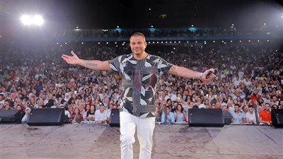 عمرو دياب يحيي حفلا «كامل العدد» في دبي (صور)