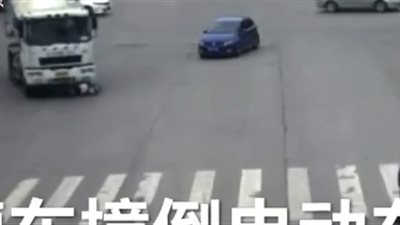 لحظة نجاة أم وطفلها من حادث دهس مروع أسفل عجلات شاحنة (فيديو)