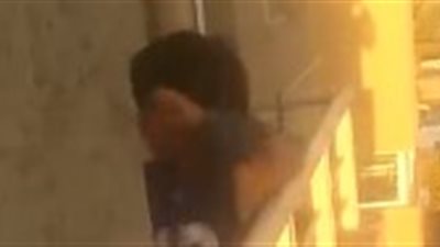 رد فعل طفل لحظة تعرض والدته للضرب (فيديو)