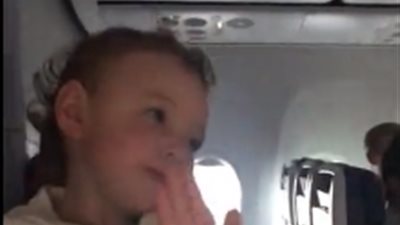 رد فعل طريف لطفلة سمعت أغنية Baby Shark على متن الطائرة (فيديو)