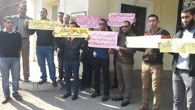 بالفيديو والصور.. معلمو التخصصات المحجوبة يتظاهرون أمام «التعليم»