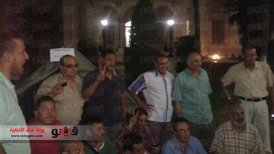 السيدات يحتمين بديوان محافظة الجيزة بعد تردد أنباء عن قدوم الإخوان