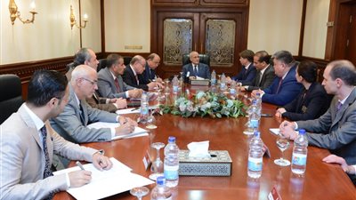 «العصار» يناقش مع «ترانسماش» مشروع عربات السكك الحديدية