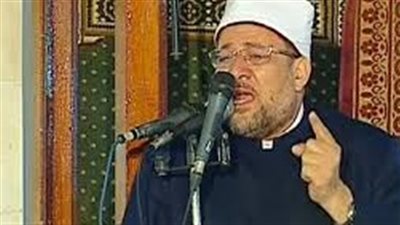 وزير الأوقاف يبكي أثناء حديثه عن تجار الدين بخطبة الجمعة (فيديو)