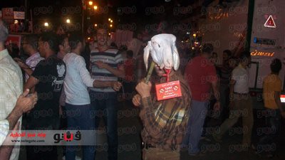 متظاهرو دمياط يرفعون الخرفان