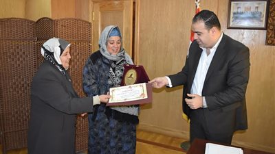 بالصور.. محافظ الفيوم يكرم أول سائقة سيارة نقل