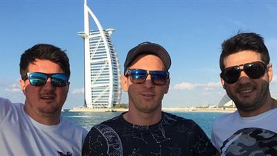 «ميسي» ينشر صورته مع أشقائه في دبي