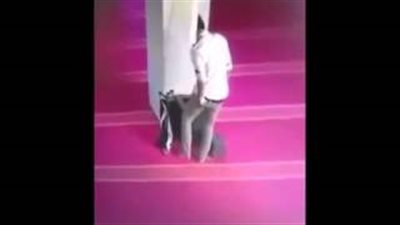 بالفيديو.. حرامي يسرق صندوق التبرعات من داخل مسجد