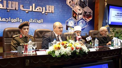 بالفيديو والصور.. الداخلية ترصد 130 ألف صفحة لـ«داعش» على مواقع التواصل.. تواجه الإرهاب الإلكتروني بـ«دبلوم متخصص في الجرائم المعلوماتية».. و«عبدالغفار» يوصي بتكاتف مؤسسا