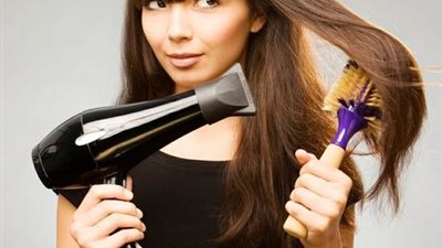 احذري.. استخدام السيشوار بعد الاستحمام يسبب سرطان المخ