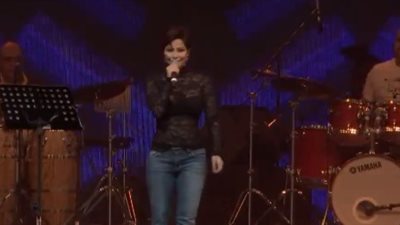 شيرين عبد الوهاب تشعل الأجواء خلال حفلها بالقرية العالمية بدبي (فيديو)