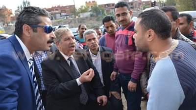 بالصور.. محافظ الإسماعيلية يستجيب لأهالي «أبوصوير» لبحث أزمة الصرف