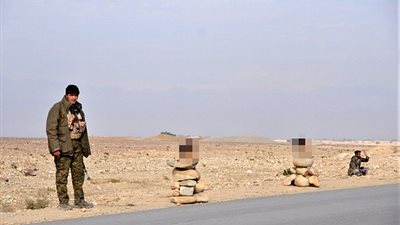 بالصور.. مسلحون أفغان يذبحون 4 «دواعش» ويضعون رءوسهم على الطريق