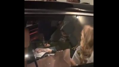 شيرين توقع على ملصقات معجبيها بعد انتهاء فقرتها الغنائية بحفل دبي (فيديو)