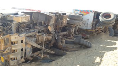 بالصور.. حادث تصادم بين 3 مقطورات على طريق الواحات