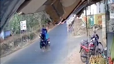 حادث تصادم مروع بين دراجتين ناريتين بسبب امرأة (فيديو)