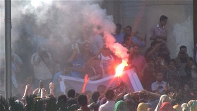 طلاب الإخوان يطلقون الألعاب النارية داخل مدينة جامعة القاهرة