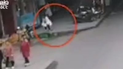 سيدة تلقي رضيعها في الشارع أمام المارة (فيديو)