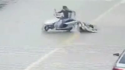 لص يسحل امرأة لسرقتها (فيديو)