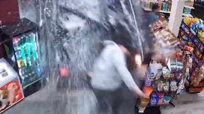 امرأة تحت تأثير المخدر تقتحم متجرا وتدهس عميلا (فيديو)