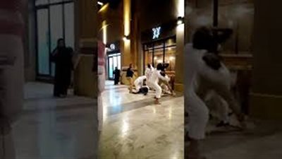 مشاجرة بالأحزمة بين مجموعة شباب وحراس أمن مول بالكويت (فيديو)