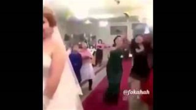 بالفيديو.. معركة بين 4 عانسات لالتقاط باقة زهور ألقتها العروس