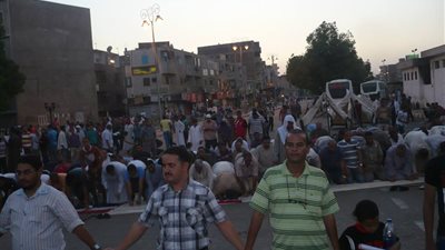 متظاهرو نجع حمادي يغلقون مجلس المدينة بـ