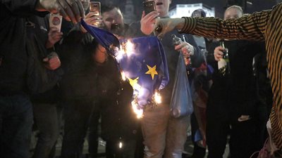 تعليق حركة القطارات بعد احتجاج آلاف البريطانيين بسبب البريكست (صور)