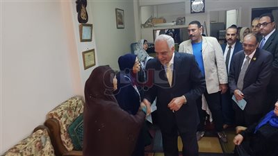 محافظ الجيزة يوزع مساعدات مالية على 85 مسنا وطفلا بدور الرعاية (صور)