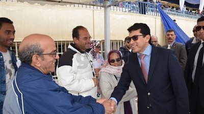 وزير الرياضة يشهد فعاليات بطولة كأس مصر للسباحة