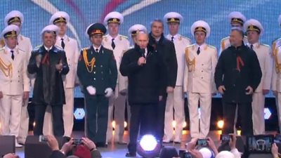 بالفيديو.. بوتين يحتفل بضم القرم بالساحة الحمراء